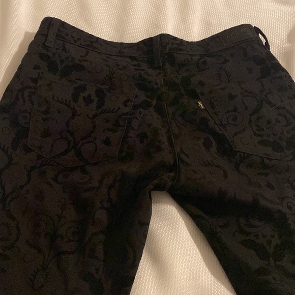 Levi’s size 6 black jeans with velvet detail.  Only worn once. - Picture 5 of 5